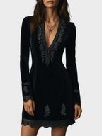 Naia | Mini-robe rétro noire en velours avec dentelle brodée