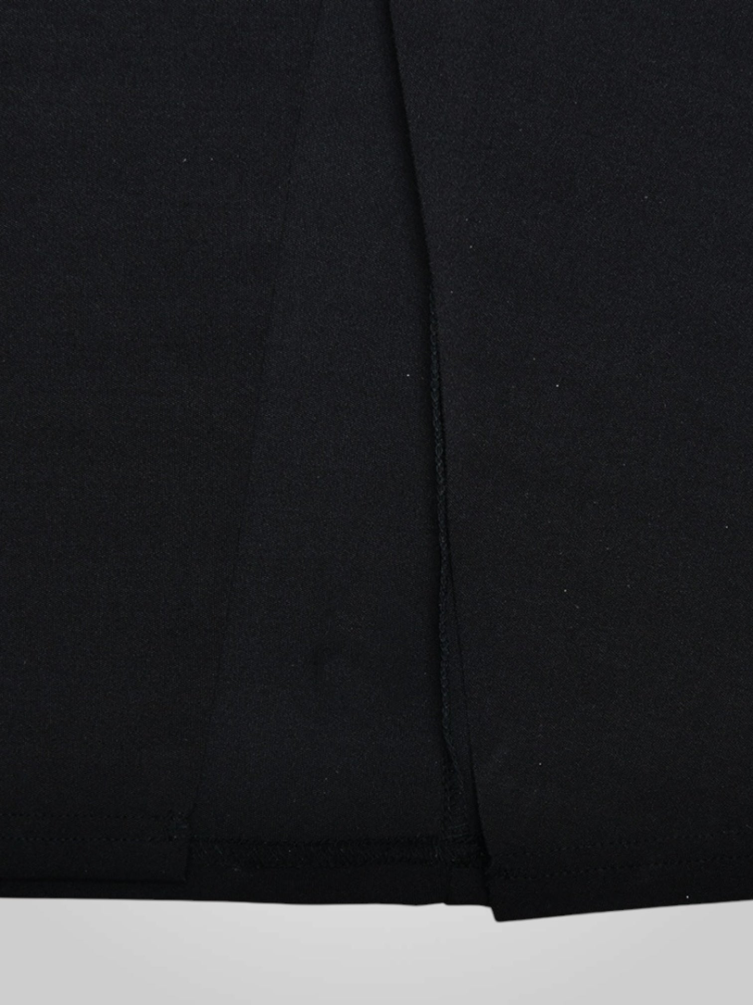 Loravel | Robe longue fendue en satin noir