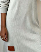 Celine | Robe décontractée à manches longues et col montant